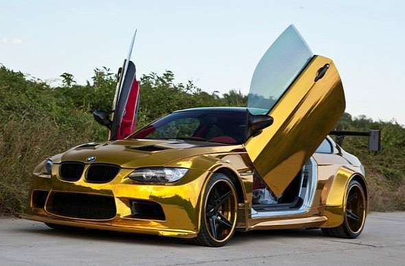 "Siêu xe" BMW M3 mạ vàng với cánh cửa cắt kéo kiểu Lamborghini.